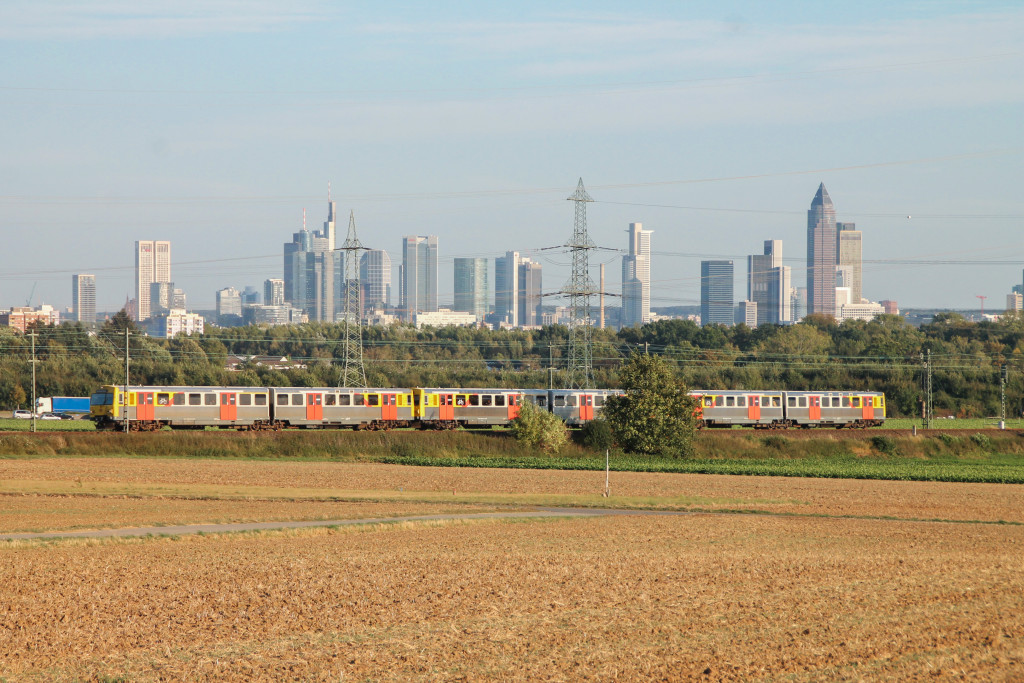 Drei VT2E der HLB vor der Frankfurter Skyline im Feld bei Weißkirchen auf der Homburger Bahn, aufgenommen am 29.09.2016.