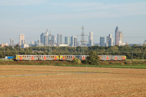 Drei VT2E der HLB vor der Frankfurter Skyline im Feld bei Weißkirchen auf der Homburger Bahn, aufgenommen am 29.09.2016.