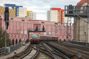Eine S-Bahn der Baureihe 481 kurz vor dem Bahnhof Berlin-Alexanderplatz, aufgenommen am 04.10.2016.