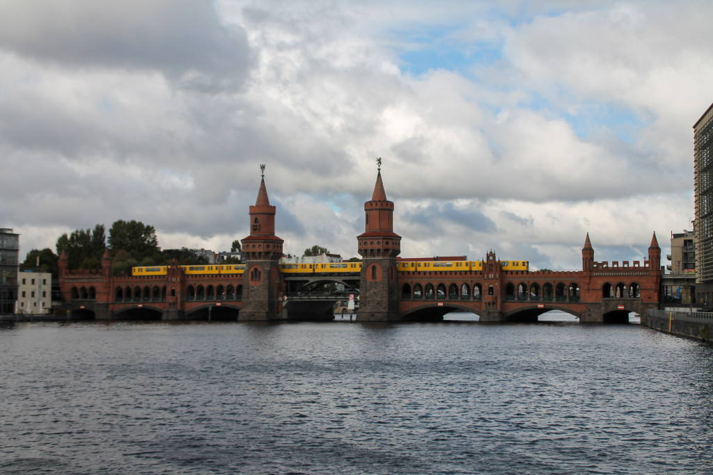 Eine U-Bahn der Baureihe G auf der Oberbaumbrücke in Berlin, aufgenommen am 05.10.2016.