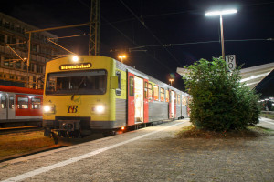 Ein VT2E der HLB wartet im Bahnhof Bad Homburg noch auf späte Heimkehrer, aufgenommen am 15.10.2016.