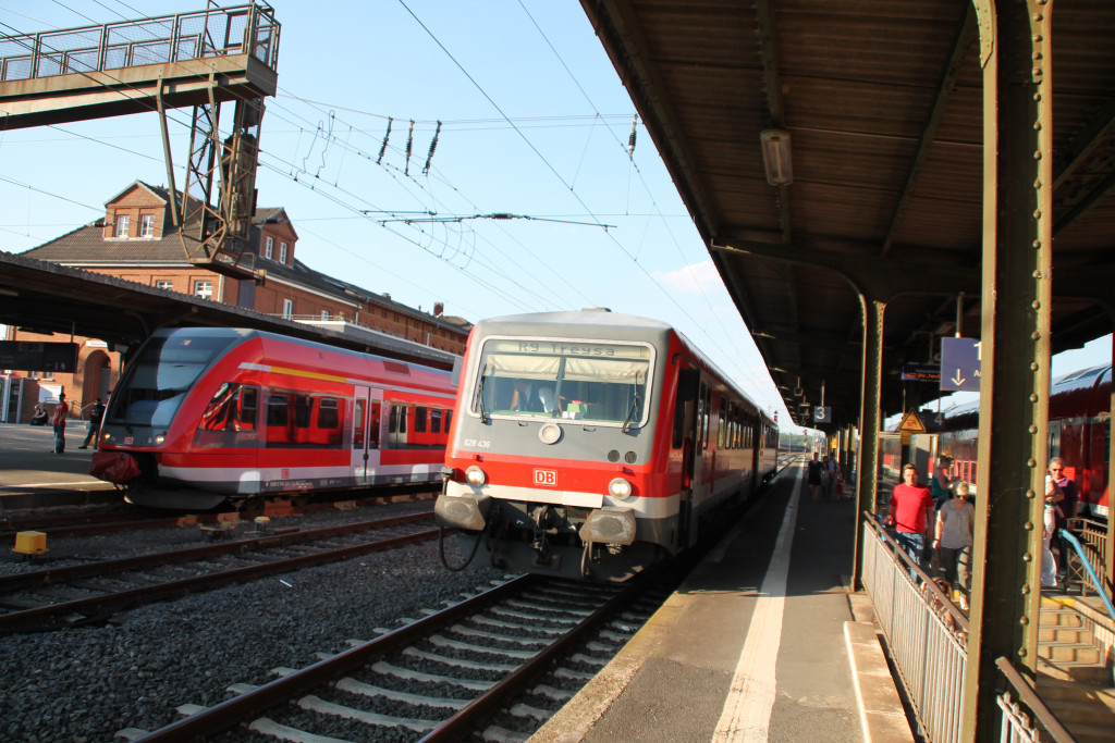 Im Bahnhof Wabern wartet am 05.06.2015 628 436, der Kurhessenbahn, mit seiner Regionalbahn nach Treysa eine Überholung ab.