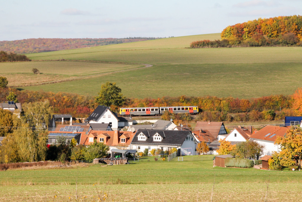 Ein VT2E der HLB in der Steigung bei Hundstadt auf der Taunusbahn, aufgenommen am 29.10.2016.