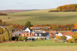 Ein VT2E der HLB in der Steigung bei Hundstadt auf der Taunusbahn, aufgenommen am 29.10.2016.