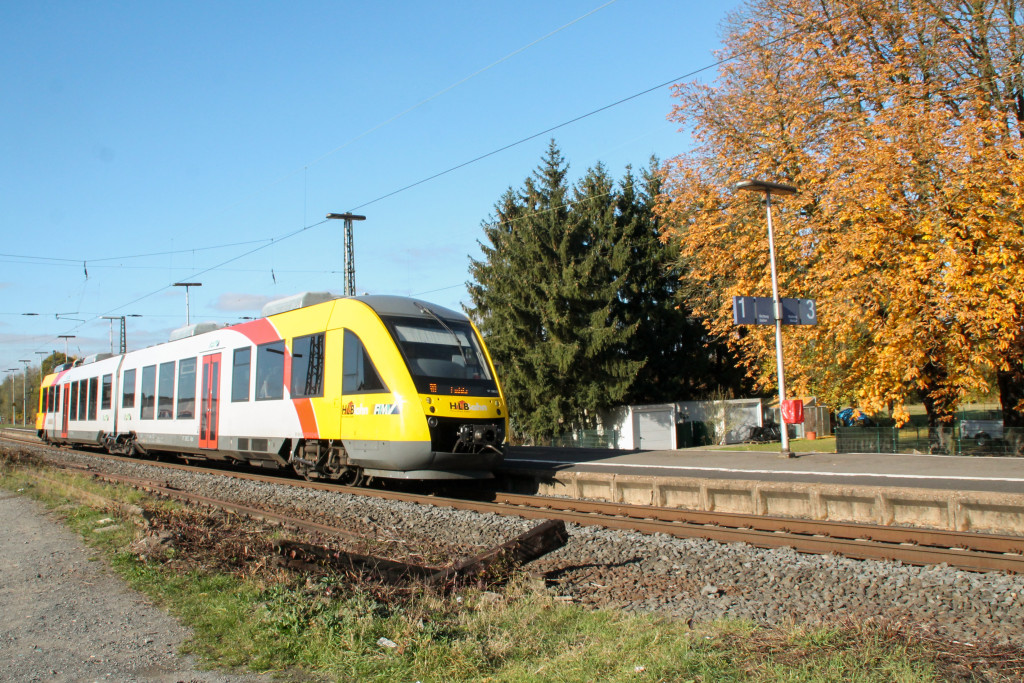 Ein LINT der HLB hält im Bahnhof Dutenhofen auf der Dillstrecke, aufgenommen am 31.10.2016.