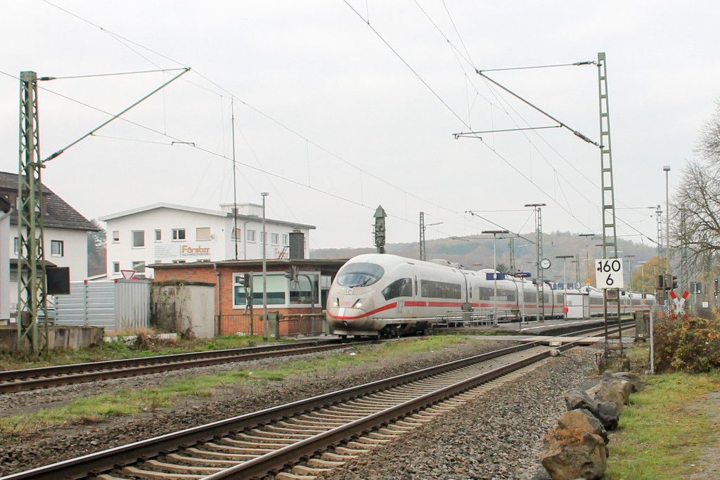 406 003 durchquert den Bahnhof Dutenhofen auf der Dillstrecke, aufgenommen am 12.11.2016.