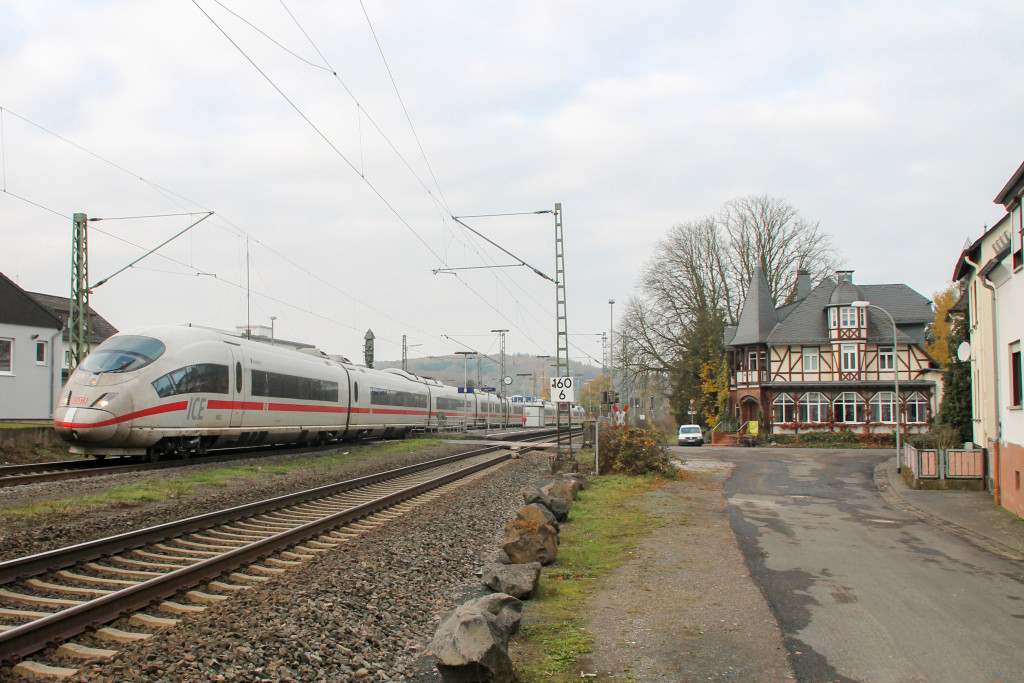 406 003 durchquert Dutenhofen auf der Dillstrecke, aufgenommen am 12.11.2016.