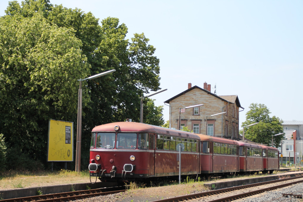 Am 07.06.2015 stehen 798 829, 998 184, 798 589 und 996 677 im Bahnhof Lorsch auf der Nibelungenbahn.