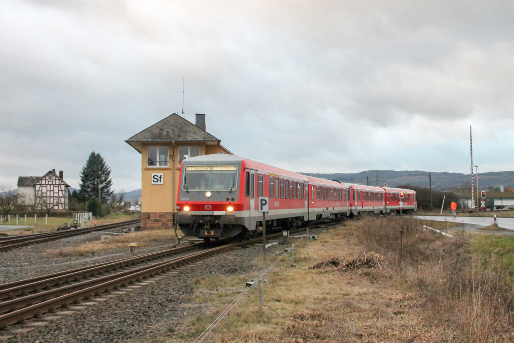 628 449 und 628 311 verlassen einen defekten Bahnübergang im Bahnhof Sarnau auf der Burgwaldbahn, aufgenommen am 11.12.2016