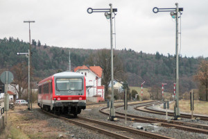 628 449 und 628 311 im Bahnhof Sarnau auf der Burgwaldbahn, aufgenommen am 11.12.2016
