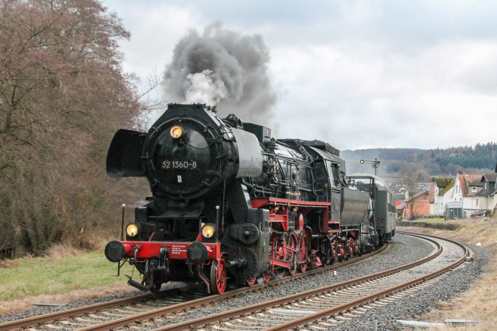 52 1360 verlässt den Bahnhof Friedensdorf auf der oberen Lahntalbahn, aufgenommen am 11.12.2016