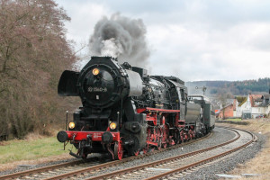 52 1360 verlässt den Bahnhof Friedensdorf auf der oberen Lahntalbahn, aufgenommen am 11.12.2016