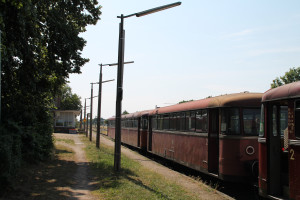 Bei schönstem Wetter stehen am 07.06.2015 Schienenbusse im Bahnhof Lorsch, auf der Nibelungenbahn bereit.