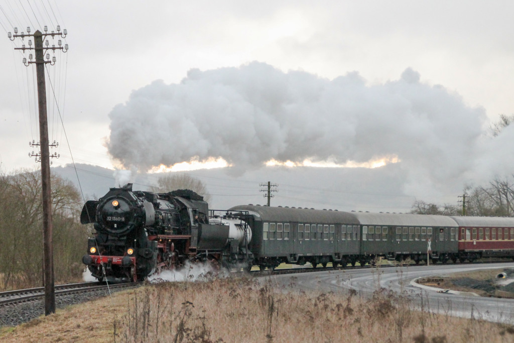 52 1360 bei Eckelshausen auf der oberen Lahntalbahn, aufgenommen am 11.12.2016