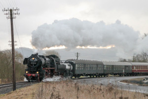 52 1360 bei Eckelshausen auf der oberen Lahntalbahn, aufgenommen am 11.12.2016