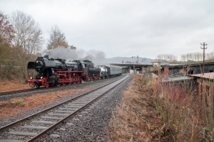 52 1360 am Abzweig zur Scheldetalbahn bei Wallau auf der oberen Lahntalbahn, aufgenommen am 11.12.2016