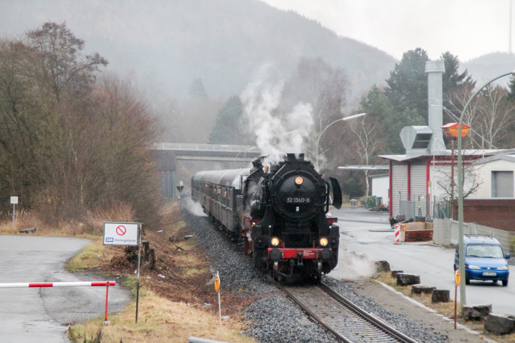 52 1360 kurz vor Bad Laasphe auf der oberen Lahntalbahn, aufgenommen am 11.12.2016