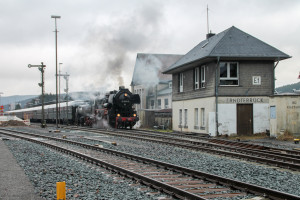 52 1360 im Bahnhof Erndtebrück auf der Rothaar-Bahn, aufgenommen am 11.12.2016