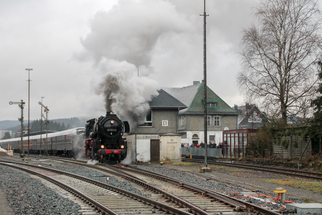 52 1360 am Stellwerk im Bahnhof Erndtebrück auf der Rothaar-Bahn, aufgenommen am 11.12.2016