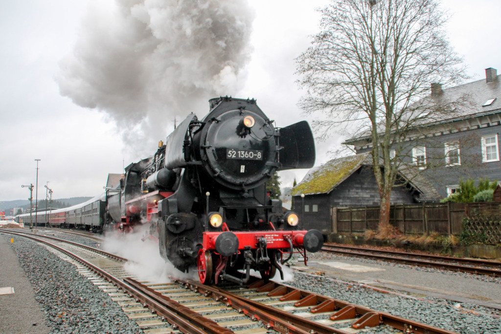 52 1360 verlässt den Bahnhof Erndtebrück auf der Rothaar-Bahn, aufgenommen am 11.12.2016