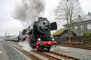 52 1360 verlässt den Bahnhof Erndtebrück auf der Rothaar-Bahn, aufgenommen am 11.12.2016