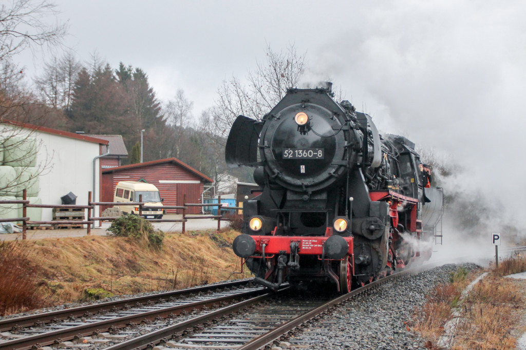 52 1360 beim umsetzen im Bahnhof Lützel auf der Rothaar-Bahn, aufgenommen am 11.12.2016