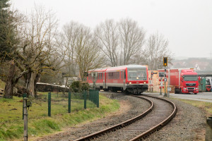 628 223 überquert den Bahnübergang am Palettenwerk in Mainzlar  auf der Lumdatalbahn, aufgenommen am 17.12.2016.