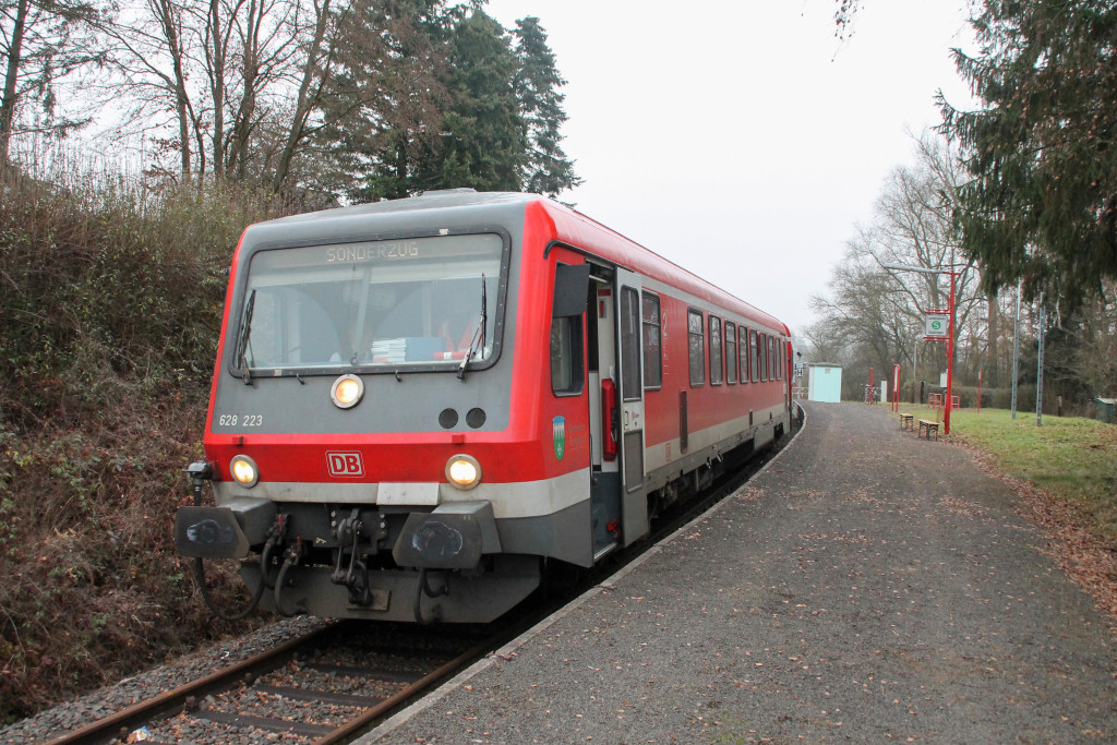 628 223 am Haltepunkt Daubringen auf der Lumdatalbahn, aufgenommen am 17.12.2016.