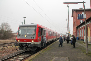 628 223 hält im Bahnhof Lollar, aufgenommen am 17.12.2016.