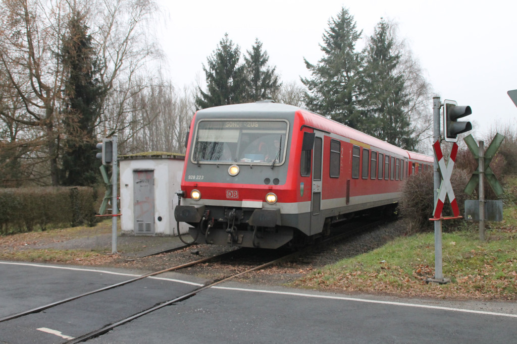 628 223 überquert den Bahnübergang in Daubringen auf der Lumdatalbahn, aufgenommen am 17.12.2016.