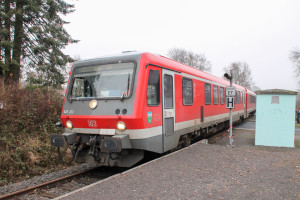 628 223 fährt am Bahnsteig in Daubringen auf der Lumdatalbahn ein, aufgenommen am 17.12.2016.