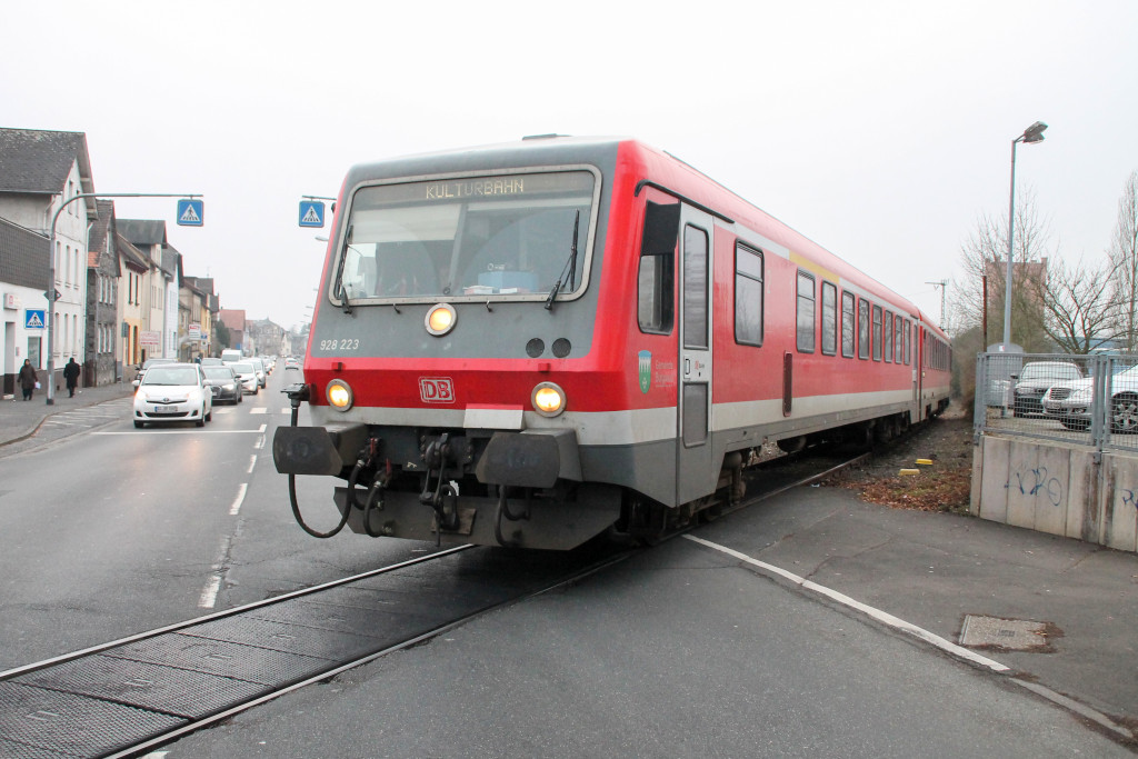 628 223 auf dem Bahnübergang in Lollar auf der Lumdatalbahn, aufgenommen am 17.12.2016.