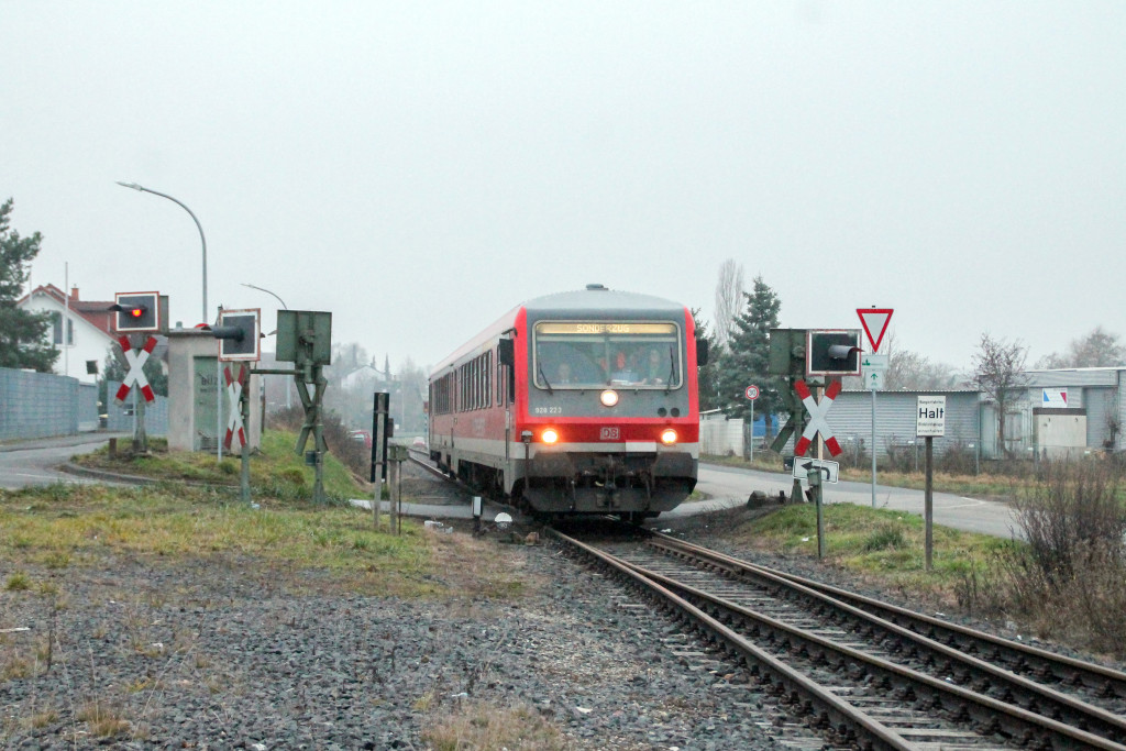 628 223 überquert den Bahnübergang in der Didierstraße in Mainzlar auf der Lumdatalbahn, aufgenommen am 17.12.2016.