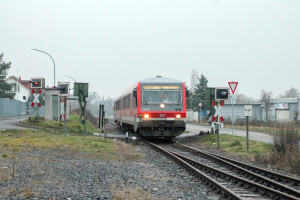 628 223 überquert den Bahnübergang in der Didierstraße in Mainzlar auf der Lumdatalbahn, aufgenommen am 17.12.2016.
