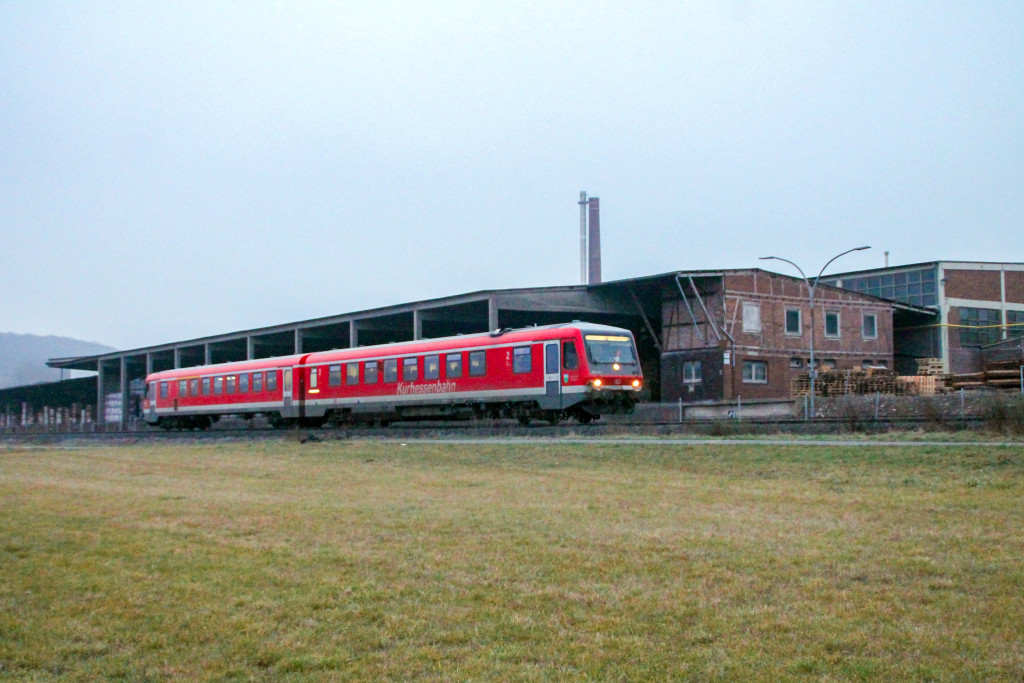 628 223 an den Didier-Werken bei Mainzlar auf der Lumdatalbahn, aufgenommen am 17.12.2016.