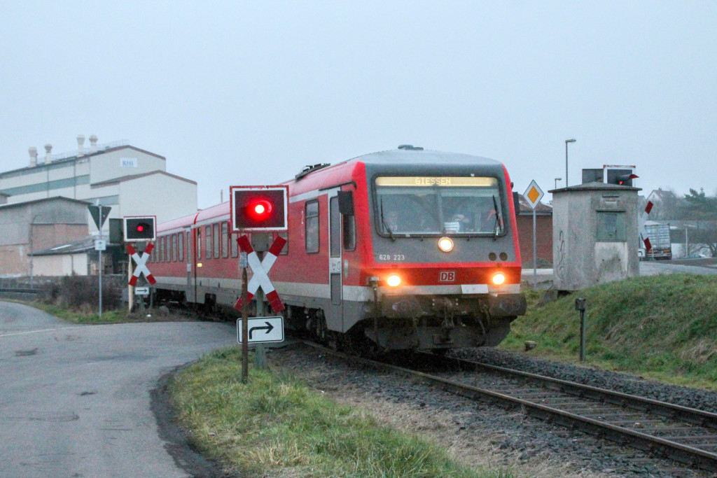 628 223 überquert den Bahnübergang bei den Didier-Werken in Mainzlar auf der Lumdatalbahn, aufgenommen am 17.12.2016.