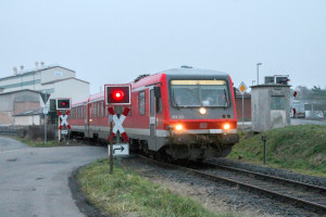 628 223 überquert den Bahnübergang bei den Didier-Werken in Mainzlar auf der Lumdatalbahn, aufgenommen am 17.12.2016.
