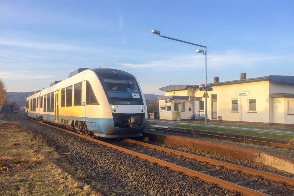 648 296 hält im Auftrag der HLB am Haltepunkt Solms auf der Lahntalbahn, aufgenommen am 24.11.2016.