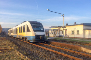 648 296 hält im Auftrag der HLB am Haltepunkt Solms auf der Lahntalbahn, aufgenommen am 24.11.2016.