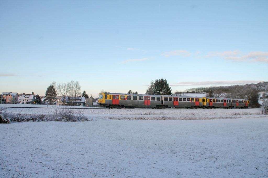 Zwei VT2E der HLB bei Hundstadt auf der Taunusbahn, aufgenommen am 05.01.2017.