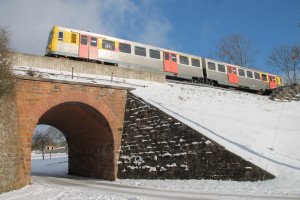 609 019 überquert das Viadukt in Hundstadt auf der Taunusbahn, aufgenommen am 16.01.2017.