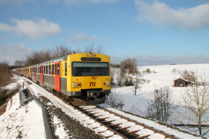 Drei VT2E der HLB auf dem Bahndamm bei Hundstadt auf der Taunusbahn, aufgenommen am 16.01.2017.