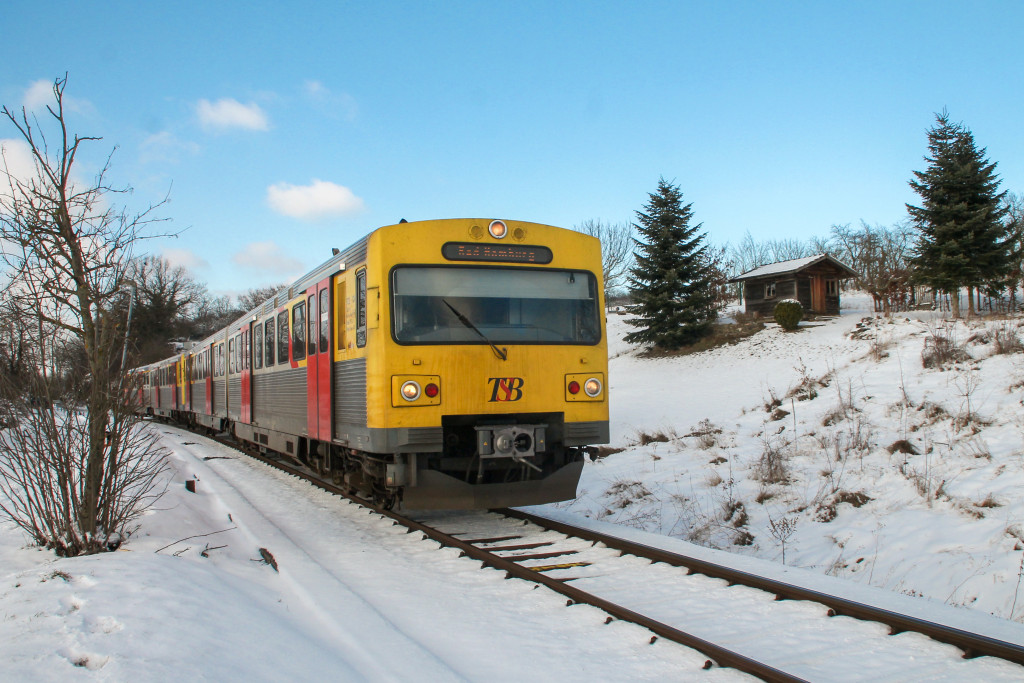 Zwei VT2E der HLB bei einer Holzhütte in Hundstadt auf der Taunusbahn, aufgenommen am 16.01.2017.