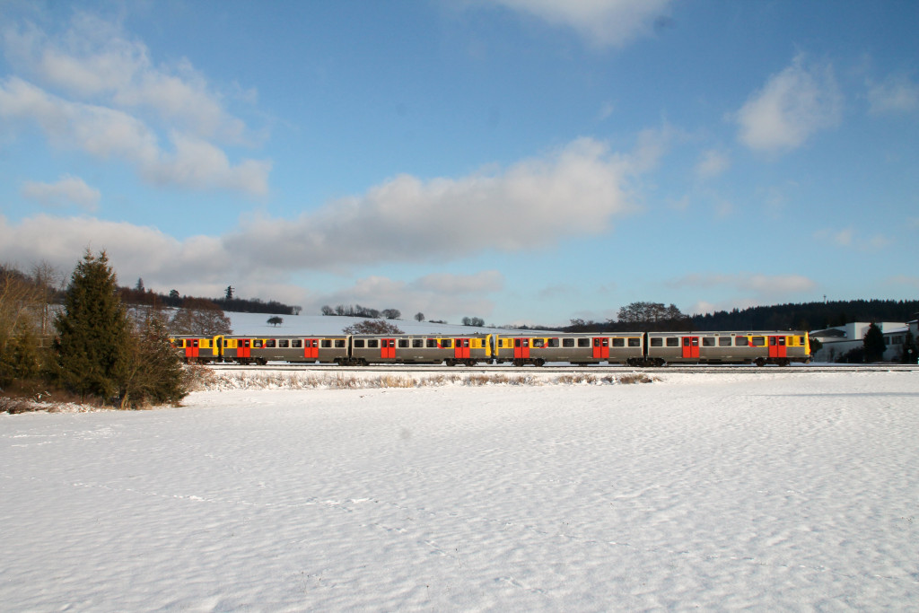 Drei VT2E der HLB im Feld bei Hundstadt auf der Taunusbahn, aufgenommen am 16.01.2017.