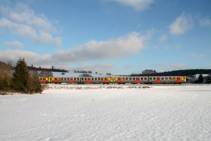 Drei VT2E der HLB im Feld bei Hundstadt auf der Taunusbahn, aufgenommen am 16.01.2017.