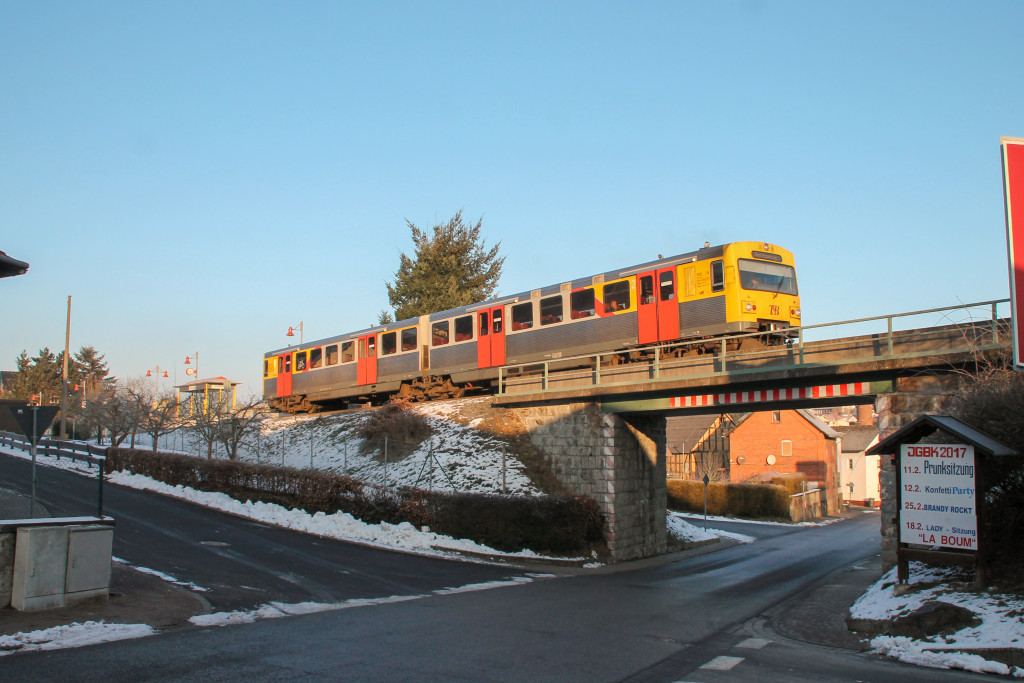 609 003 überquert die Hasselborner Straße in Brandoberndorf auf der Taunusbahn, aufgenommen am 18.01.2017.