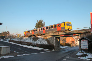 609 003 überquert die Hasselborner Straße in Brandoberndorf auf der Taunusbahn, aufgenommen am 18.01.2017.