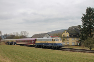 110 383 erreicht mit ihrem Centralbahn-Sonderzug die Marxmühle bei Katzenfurt auf der Dillstrecke, aufgenommen am 18.02.2017.