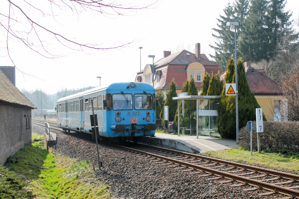 Die Wipperliese wartet am Haltepunkt noch auf Fahrgäste, aufgenommen am 09.04.2015.