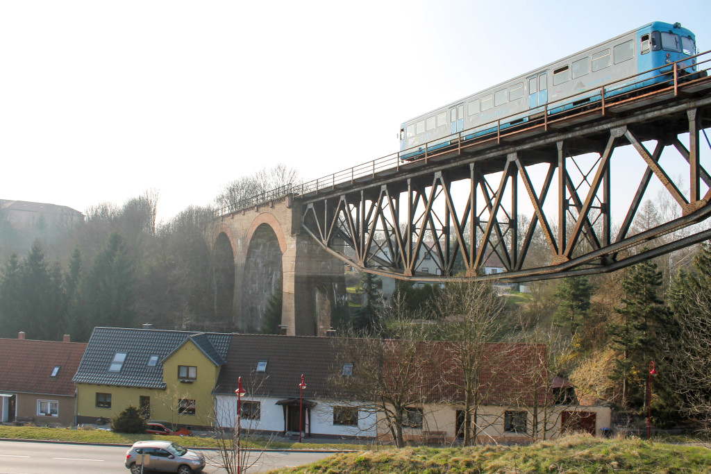 Die Wipperliese überquert das Mansfelder Viadukt in Richtung Klostermansfeld, aufgenommen am 09.04.2015.